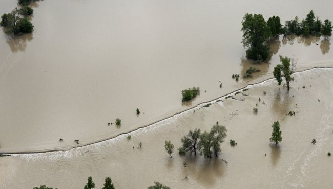 Дорога, затопленная вышедшей из берегов рекой Катунь. Архивное фото Дорога, затопленная вышедшей из берегов рекой Катунь. Архивное фото