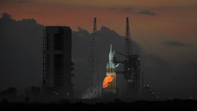 Космический корабль Орион на стартовой площадке на мысе Канаверал, США Космический корабль Орион на стартовой площадке на мысе Канаверал, США