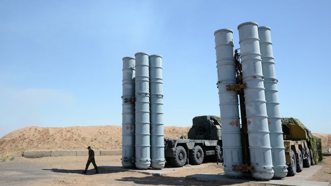 Военнослужащий у зенитно-ракетной системы С-300ПС. Архивное фото