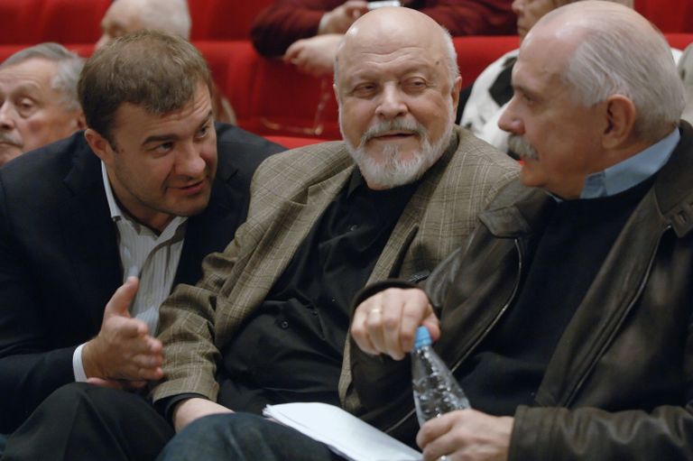Никита Михалков, Геннадий Полока и Михаил Пореченков на VII съезде Союза кинематографистов Никита Михалков, Геннадий Полока и Михаил Пореченков на VII съезде Союза кинематографистов