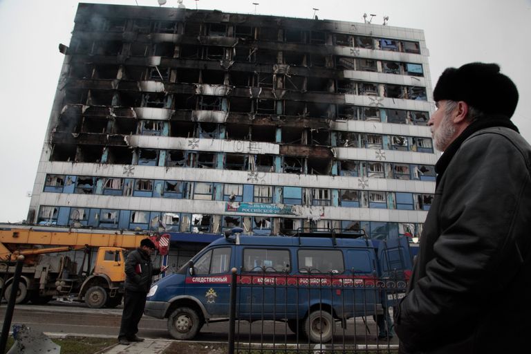 Мужчина смотрит на здание Дома Печати в центре Грозного Мужчина смотрит на здание Дома Печати в центре Грозного