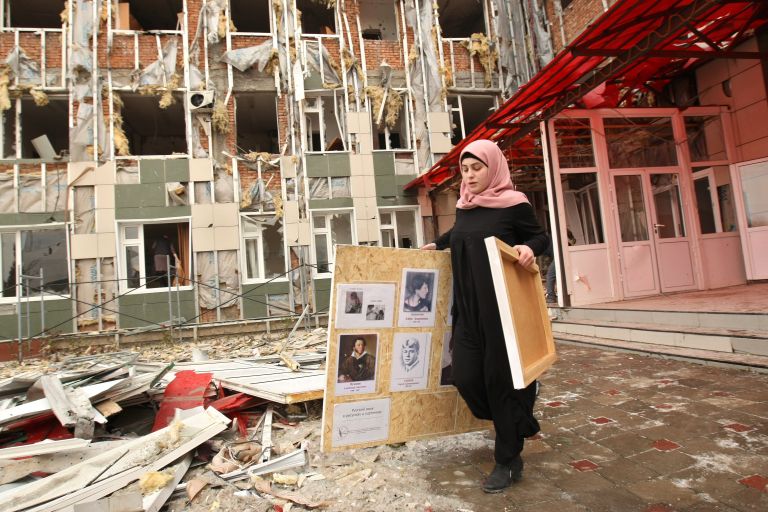 Учителя школы наводят порядок в школе №20 в центре города Грозного Учителя школы наводят порядок в школе №20 в центре города Грозного