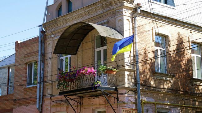 Украинский флаг на здании города Винница, Украина. Архивное фото Украинский флаг на здании города Винница, Украина. Архивное фото