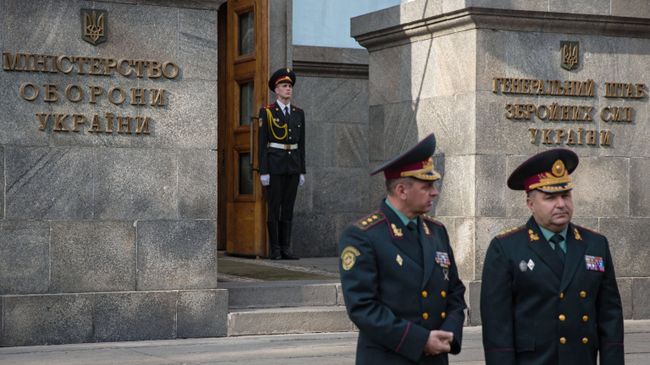 Министр обороны Украины генерал-полковник Степан Полторак у здания Министерства обороны Украины в Киеве. Архивное фото Министр обороны Украины генерал-полковник Степан Полторак у здания Министерства обороны Украины в Киеве. Архивное фото