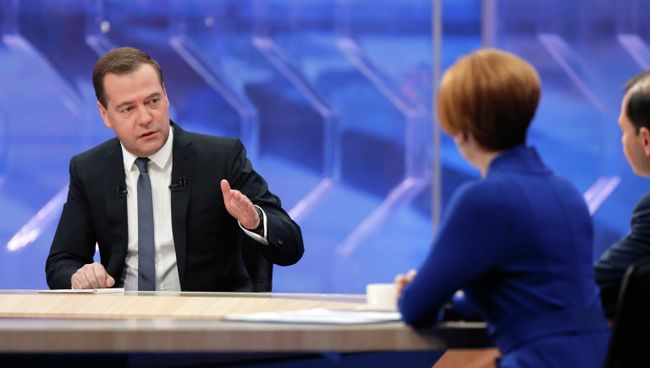 Председатель правительства России Дмитрий Медведев дает интервью по итогам работы правительства в прямом эфире представителям федеральных телеканалов. 10 декабря 2014 Председатель правительства России Дмитрий Медведев дает интервью по итогам работы правительства в прямом эфире представителям федеральных телеканалов. 10 декабря 2014
