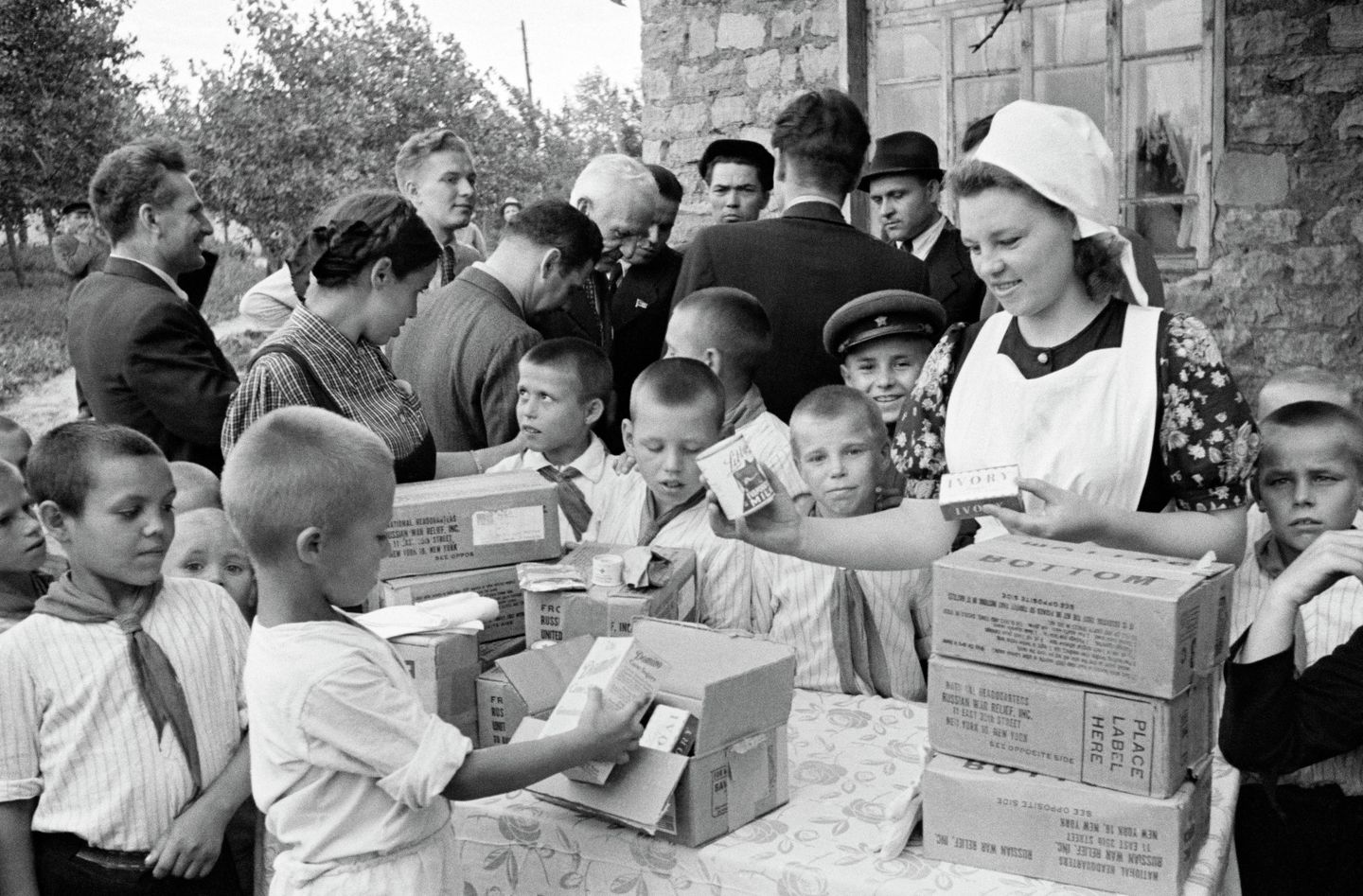 Раздача продуктовых наборов по ленд-лизу Раздача продуктовых наборов по ленд-лизу