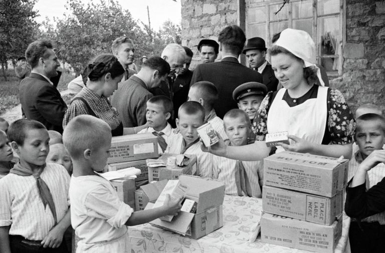 Раздача продуктовых наборов по ленд-лизу