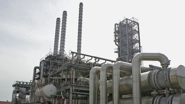Установка первичной переработки нефти. Архивное фото