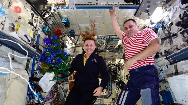 Российские космонавты Елена Серова и Антон Шкаплеров на борту МКС Российские космонавты Елена Серова и Антон Шкаплеров на борту МКС