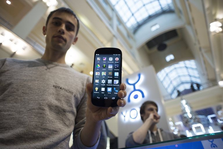 Старт продаж YotaPhone 2 Старт продаж YotaPhone 2