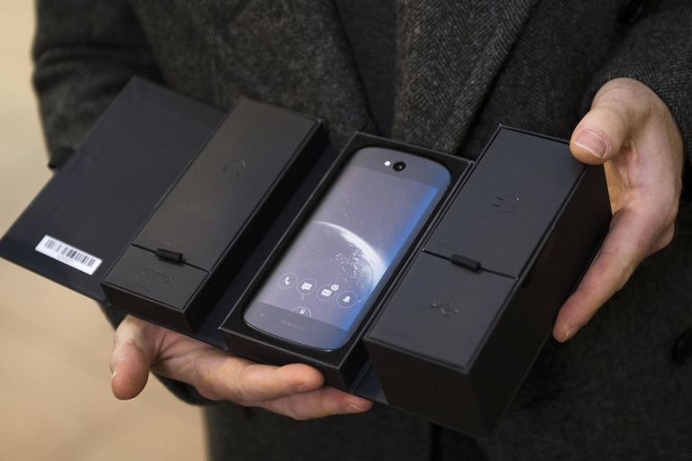 Старт продаж YotaPhone 2 Старт продаж YotaPhone 2