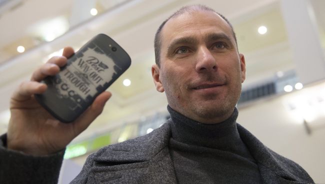 Генеральный директор Yota Devices Влад Мартынов со смартфоном YotaPhone. Архивное фото