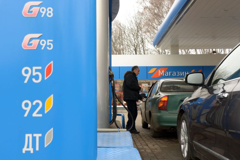 Мужчина заправляет свой автомобиль на одной из автозаправочных станций Газпромнефть