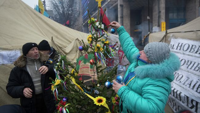 Жители палаточного городка на Площади Независимости в Киеве наряжают новогоднюю елку. Архивное фото Жители палаточного городка на Площади Независимости в Киеве наряжают новогоднюю елку. Архивное фото