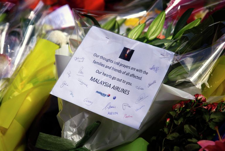 Цветы от сотрудников компании Malaysia Airlines в память о погибших в кафе в Сиднее, Австралия Цветы от сотрудников компании Malaysia Airlines в память о погибших в кафе в Сиднее, Австралия