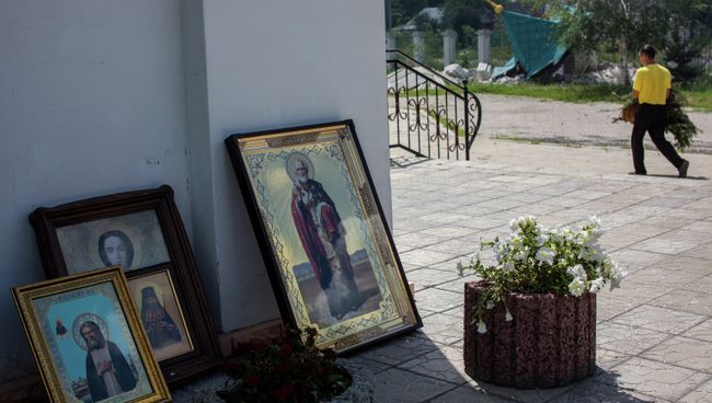 Иконы, вынесенные из церкви на Украине. Архивное фото Иконы, вынесенные из церкви на Украине. Архивное фото