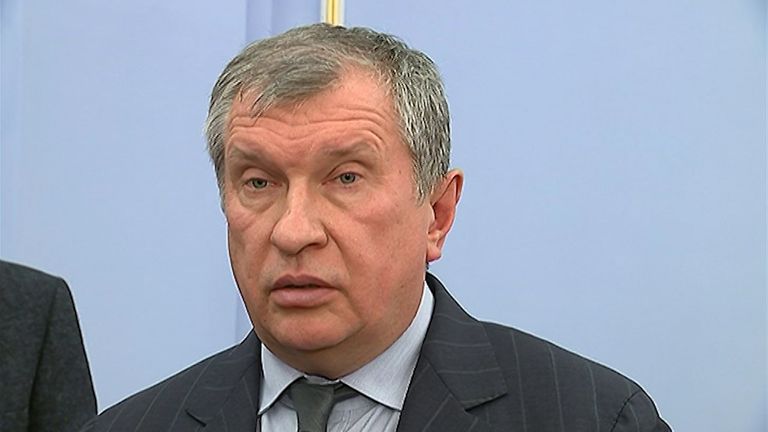 Сечин назвал провокацией обвинения Роснефти в обвале рубля Сечин назвал провокацией обвинения Роснефти в обвале рубля