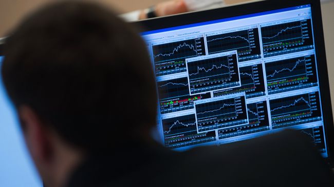 Сотрудник в офисе московской биржи ММВБ-РТС