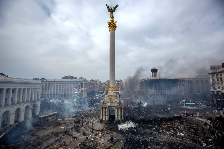 Дым от пожаров и сторонники оппозиции на площади Независимости в Киеве. Архивное фото Дым от пожаров и сторонники оппозиции на площади Независимости в Киеве. Архивное фото