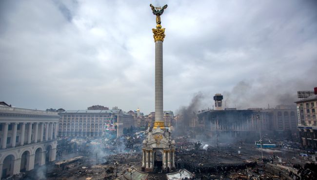 Дым от пожаров и сторонники оппозиции на площади Независимости в Киеве. Архивное фото