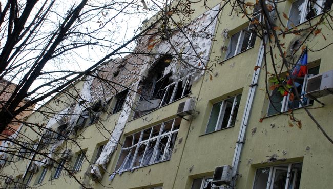 Разрушенный жилой дом в районе аэропорта города Донецка. Архивное фото Разрушенный жилой дом в районе аэропорта города Донецка. Архивное фото