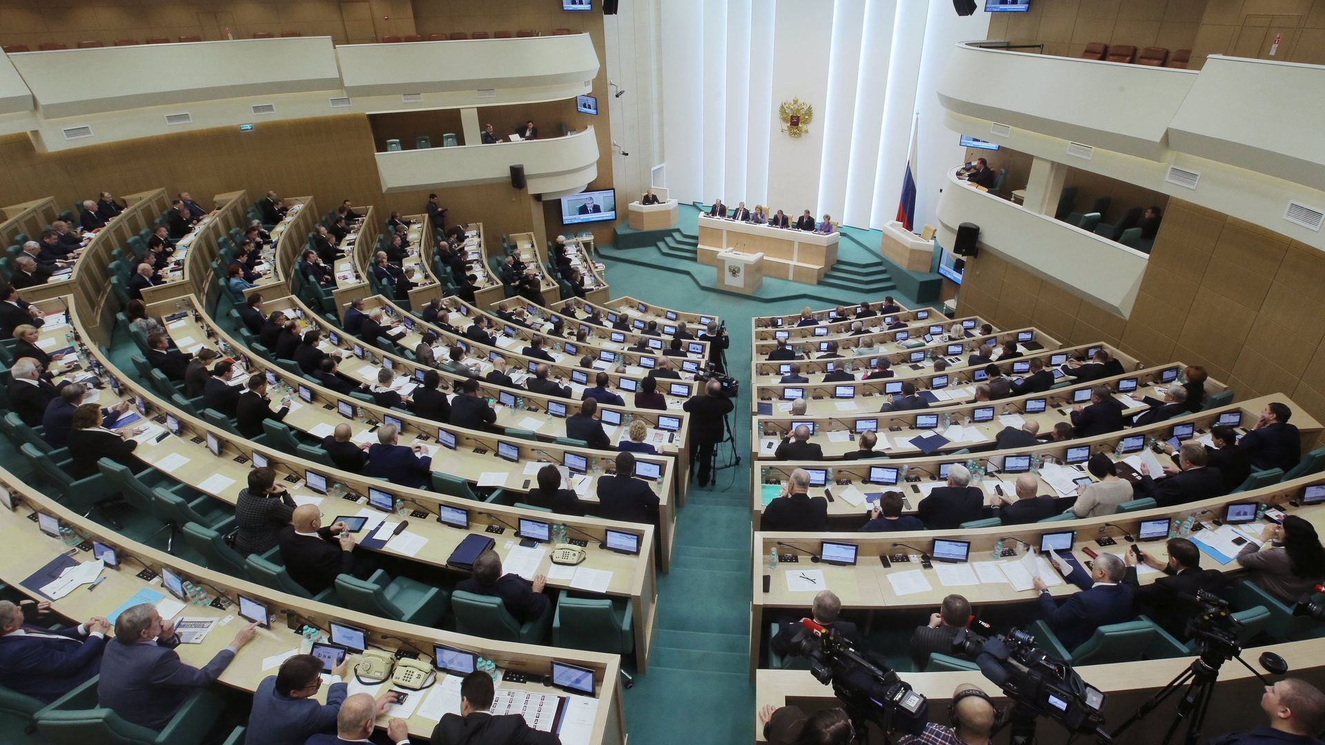 Члены Совета Федерации РФ во время пленарного заседания верхней палаты Федерального Собрания Российской Федерации Члены Совета Федерации РФ во время пленарного заседания верхней палаты Федерального Собрания Российской Федерации - РИА Новости, 1920, 03.06.2026