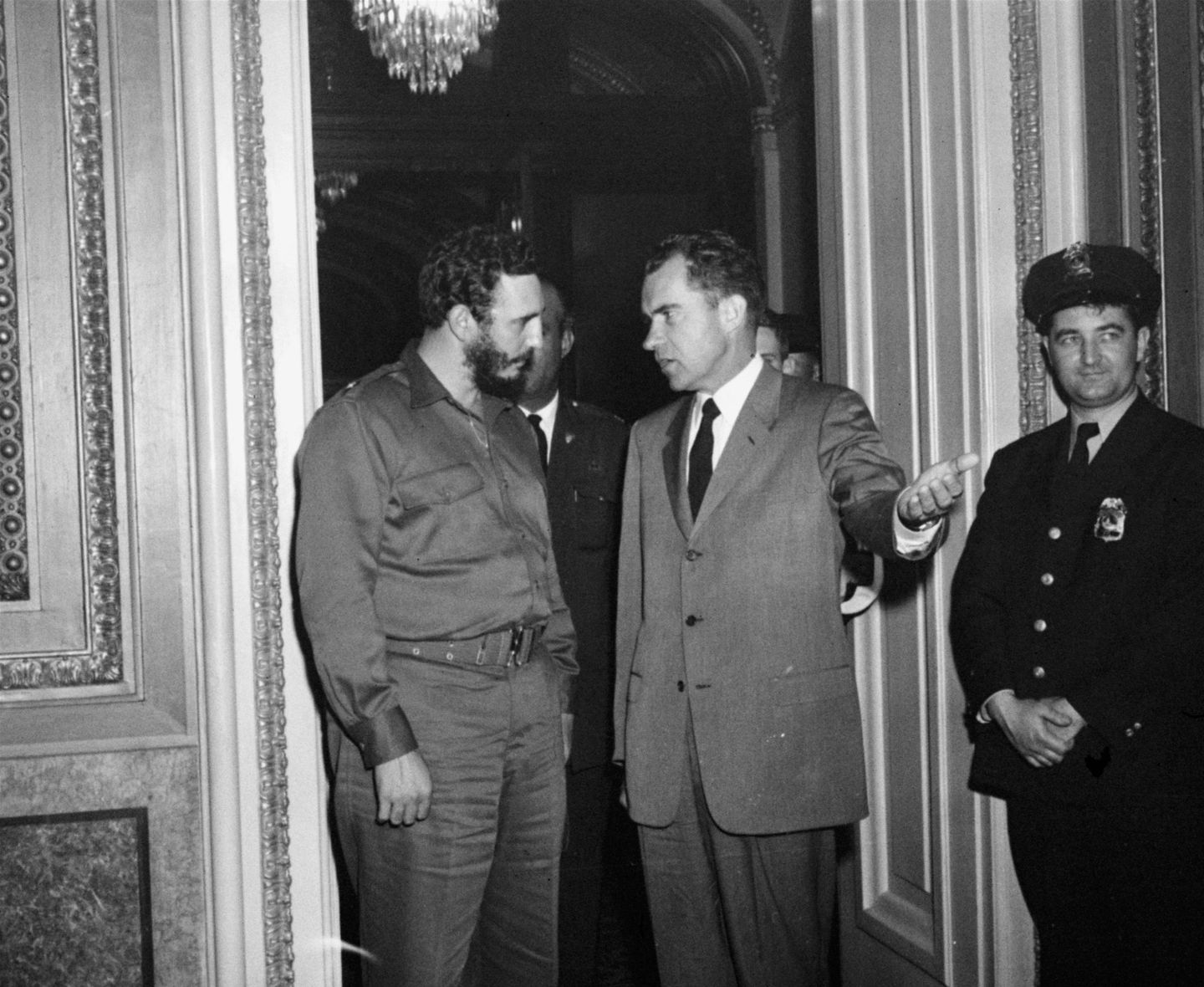 Премьер-министр Кубы Фидель Кастро и вице-президент США Ричард Никсон. 1959 Премьер-министр Кубы Фидель Кастро и вице-президент США Ричард Никсон. 1959