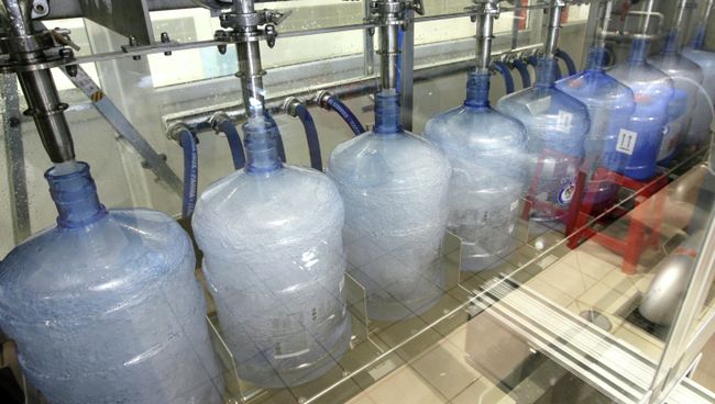 Цех очистки и розлива питьевой воды. Архивное фото Цех очистки и розлива питьевой воды. Архивное фото