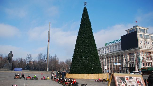 Главная новогодняя елка Донецка. Архивное фото Главная новогодняя елка Донецка. Архивное фото