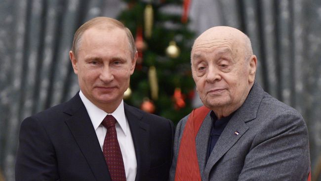 Президент России Владимир Путин награждает орденом За заслуги перед отечеством