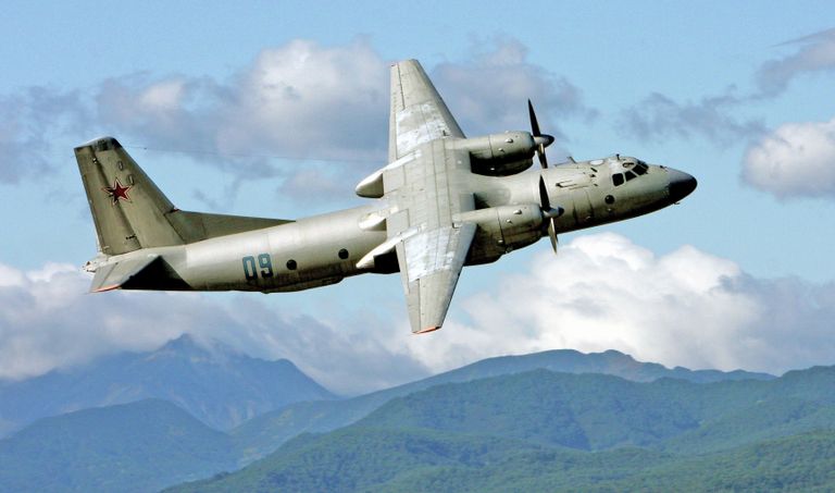 Военно-транспортный самолет Ан-26 в небе над Камчаткой Военно-транспортный самолет Ан-26 в небе над Камчаткой