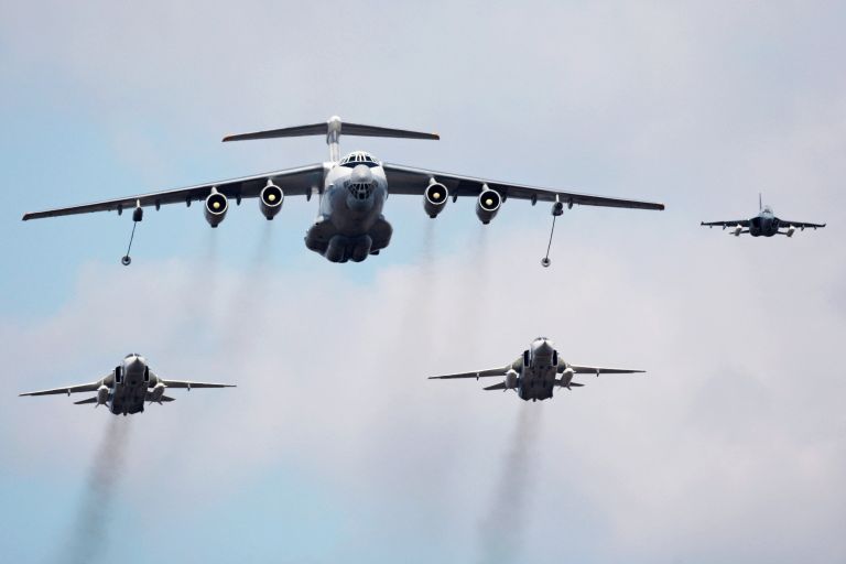 Самолет-заправщик Ил-78, бомбардировщики Су-24 и учебно-тренировочный самолет Як-130 Самолет-заправщик Ил-78, бомбардировщики Су-24 и учебно-тренировочный самолет Як-130