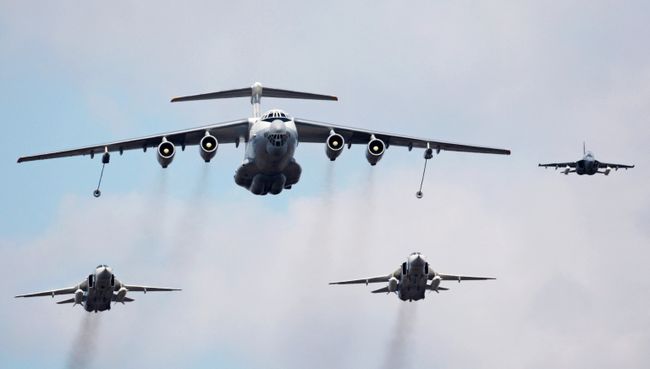 Самолет-заправщик Ил-78, бомбардировщики Су-24 и учебно-тренировочный самолет Як-130