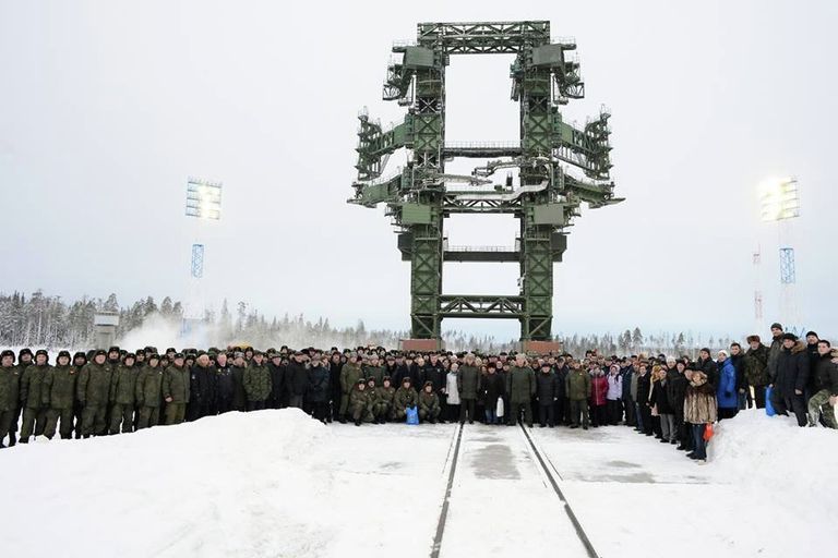 Боевой расчет и зрители запуска ракеты-носителя тяжелого класса Ангара-А5 на космодроме Плесецк Боевой расчет и зрители запуска ракеты-носителя тяжелого класса Ангара-А5 на космодроме Плесецк