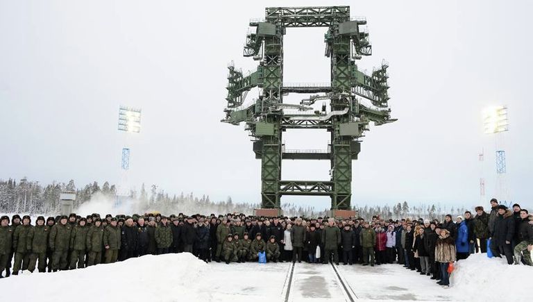 Боевой расчет и зрители запуска ракеты-носителя тяжелого класса Ангара-А5 на космодроме Плесецк Боевой расчет и зрители запуска ракеты-носителя тяжелого класса Ангара-А5 на космодроме Плесецк