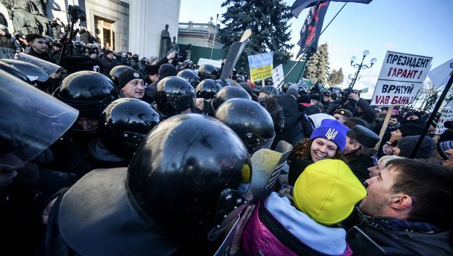 Участники протестной акции во время столкновения в сотрудниками милиции в центре Киева