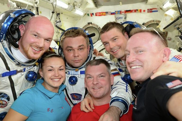 Астронавт ЕКА Александр Герст, космонавты Роскосмоса Елена Серова, Максим Сураев, Александр Самокутяев, астронавты НАСА Рид Вайзман и Барри Уилмор на борту МКС Астронавт ЕКА Александр Герст, космонавты Роскосмоса Елена Серова, Максим Сураев, Александр Самокутяев, астронавты НАСА Рид Вайзман и Барри Уилмор на борту МКС