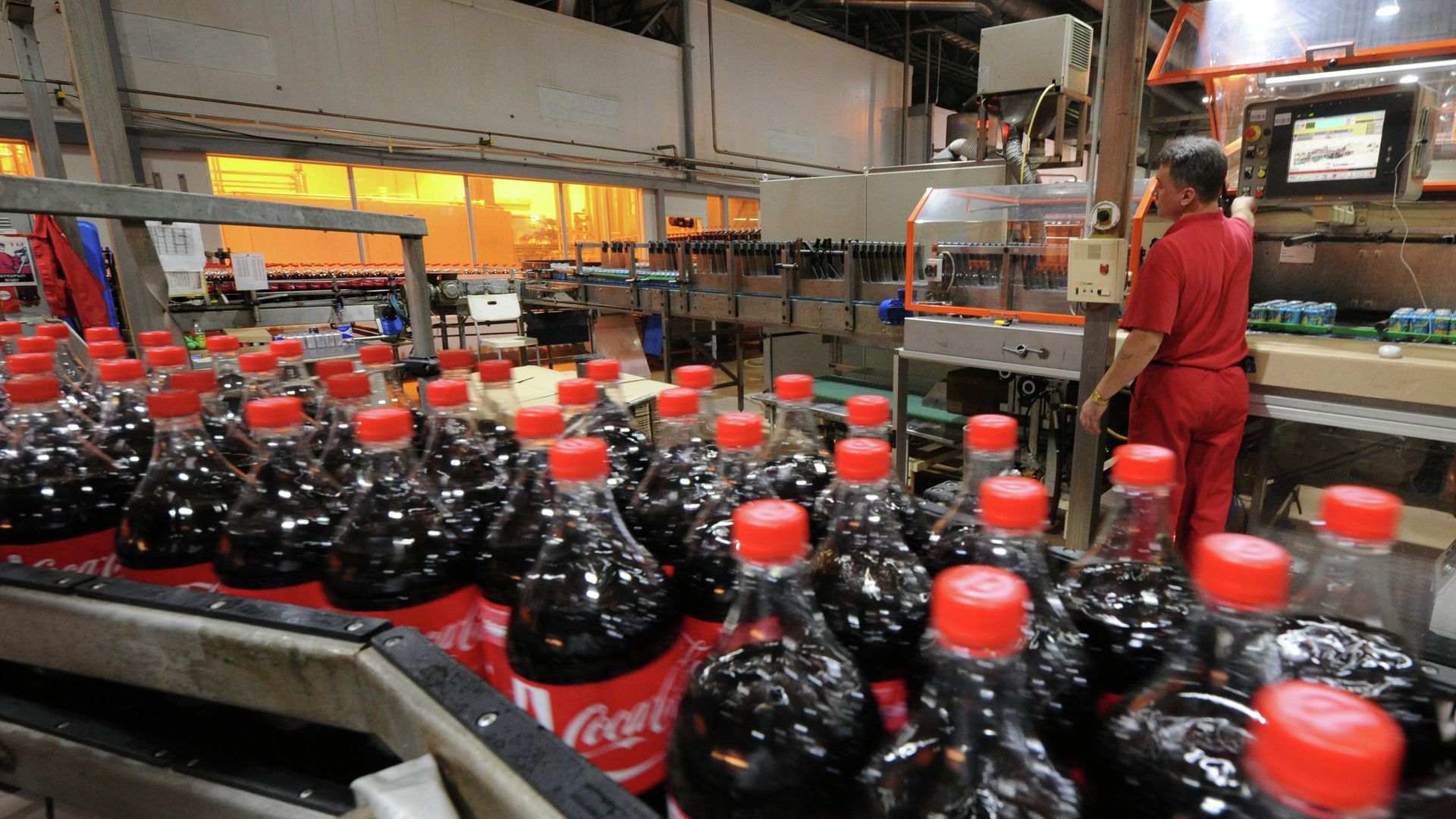 Сотрудник завода Coca-Cola Сотрудник завода Coca-Cola - РИА Новости, 1920, 07.09.2022