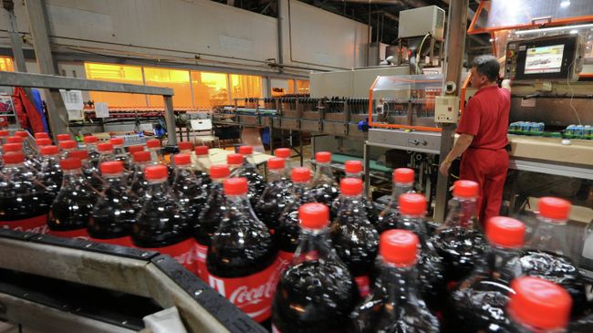 На линии розлива продукции Coca-Cola. Архивное фото