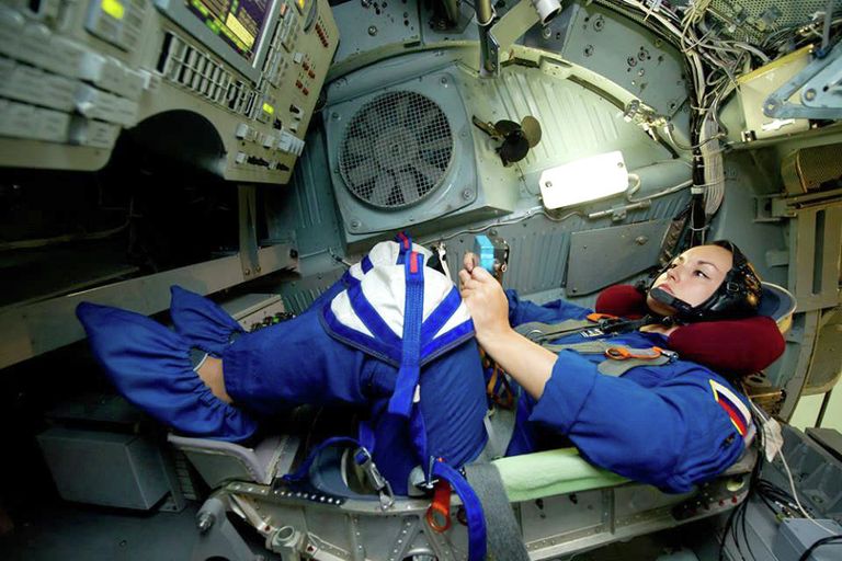 Космонавт Роскосмоса Елена Серова на борту МКС Космонавт Роскосмоса Елена Серова на борту МКС