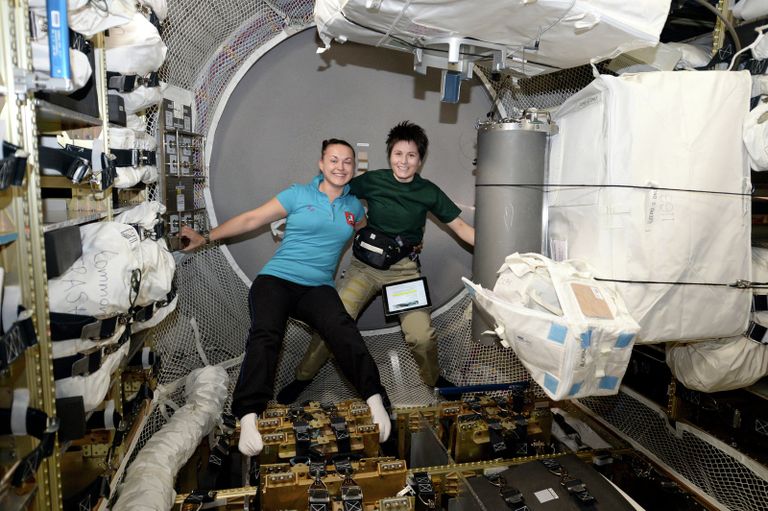 Космонавт Роскосмоса Елена Серова и астронавт Саманта Кристофоретти Космонавт Роскосмоса Елена Серова и астронавт Саманта Кристофоретти