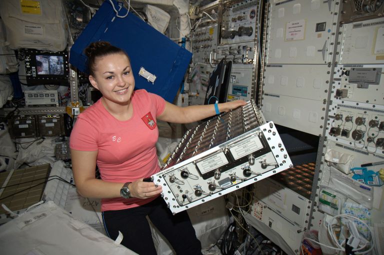 Космонавт Роскосмоса Елена Серова на борту МКС Космонавт Роскосмоса Елена Серова на борту МКС