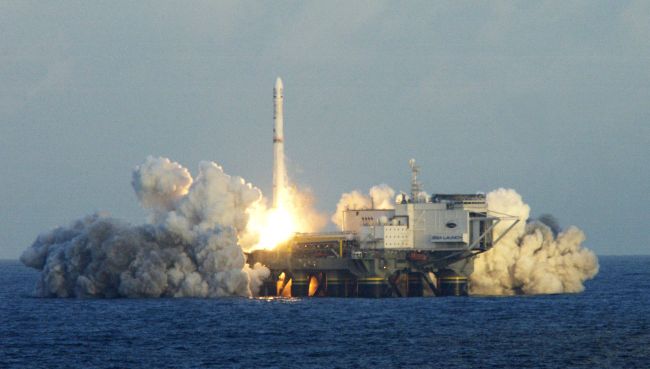 Запуск ракеты со стартовой платформа Одиссей в рамках программы Морской старт в Тихом океане. Архивное фото Запуск ракеты со стартовой платформа Одиссей в рамках программы Морской старт в Тихом океане. Архивное фото