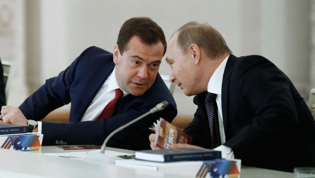 Президент РФ Владимир Путин (справа) и председатель правительства РФ Дмитрий Медведев. Архивное фото