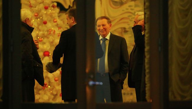 Посол России в Белоруссии Александр Суриков, посол России на Украине Михаил Зурабов и Леонид Кучма перед началом заседания Контактной группы в Минске