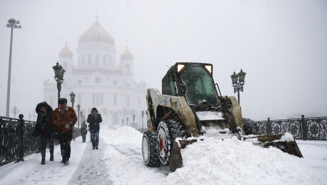 Уборка снега у Храма Христа Спасителя в Москве Уборка снега у Храма Христа Спасителя в Москве