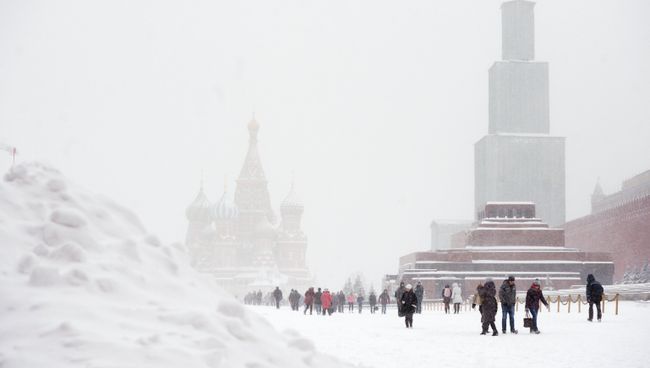 Красная площадь во время снегопада в Москве