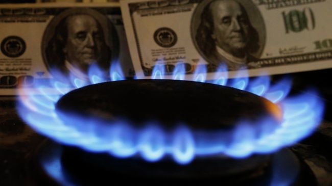 Доллары США и газовая горелка Доллары США и газовая горелка