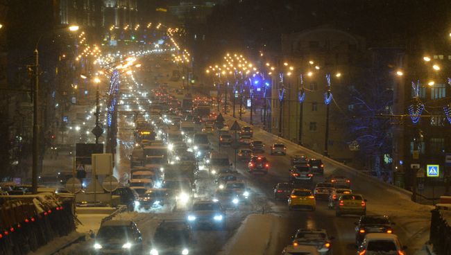 Автомобили в Москве. Архивное фото