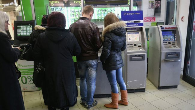 Люди стоят в очереди в один из банкоматов в Симферополе. Архивное фото Люди стоят в очереди в один из банкоматов в Симферополе. Архивное фото